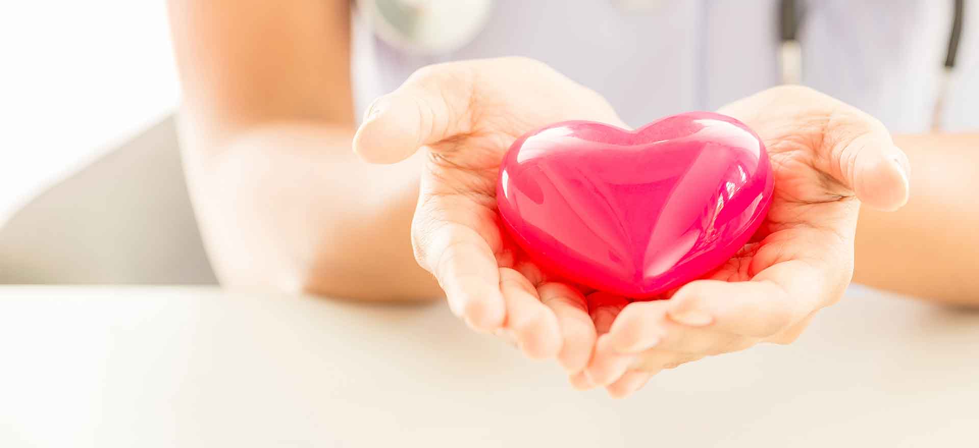 Pflegekraft mit Seniorin, Ambulante Pflege Pforzheim